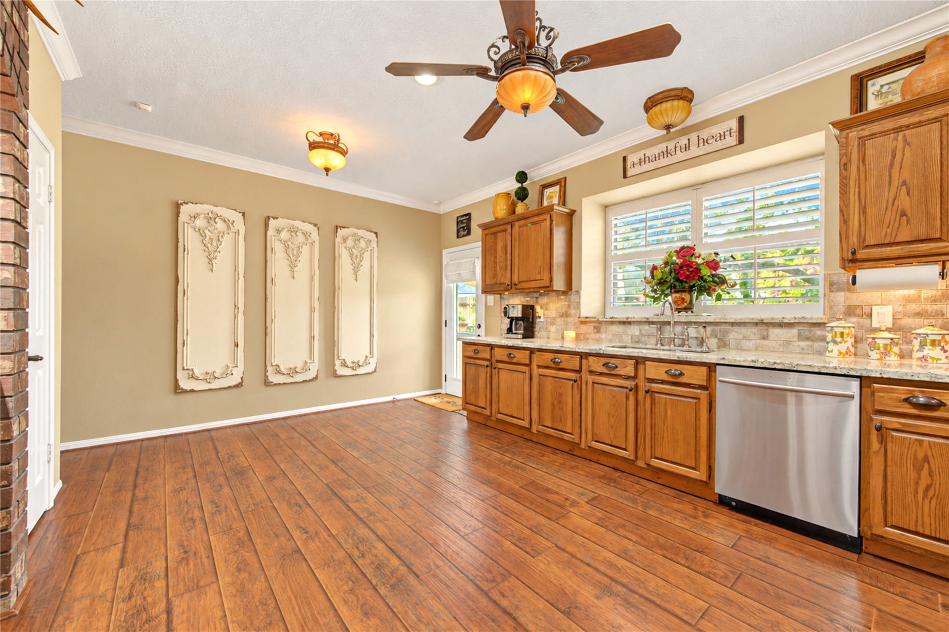 6839 Hertford Park Drive, Houston, TX 77084 A bright breakfast area offers a comfortable spot for casual meals.