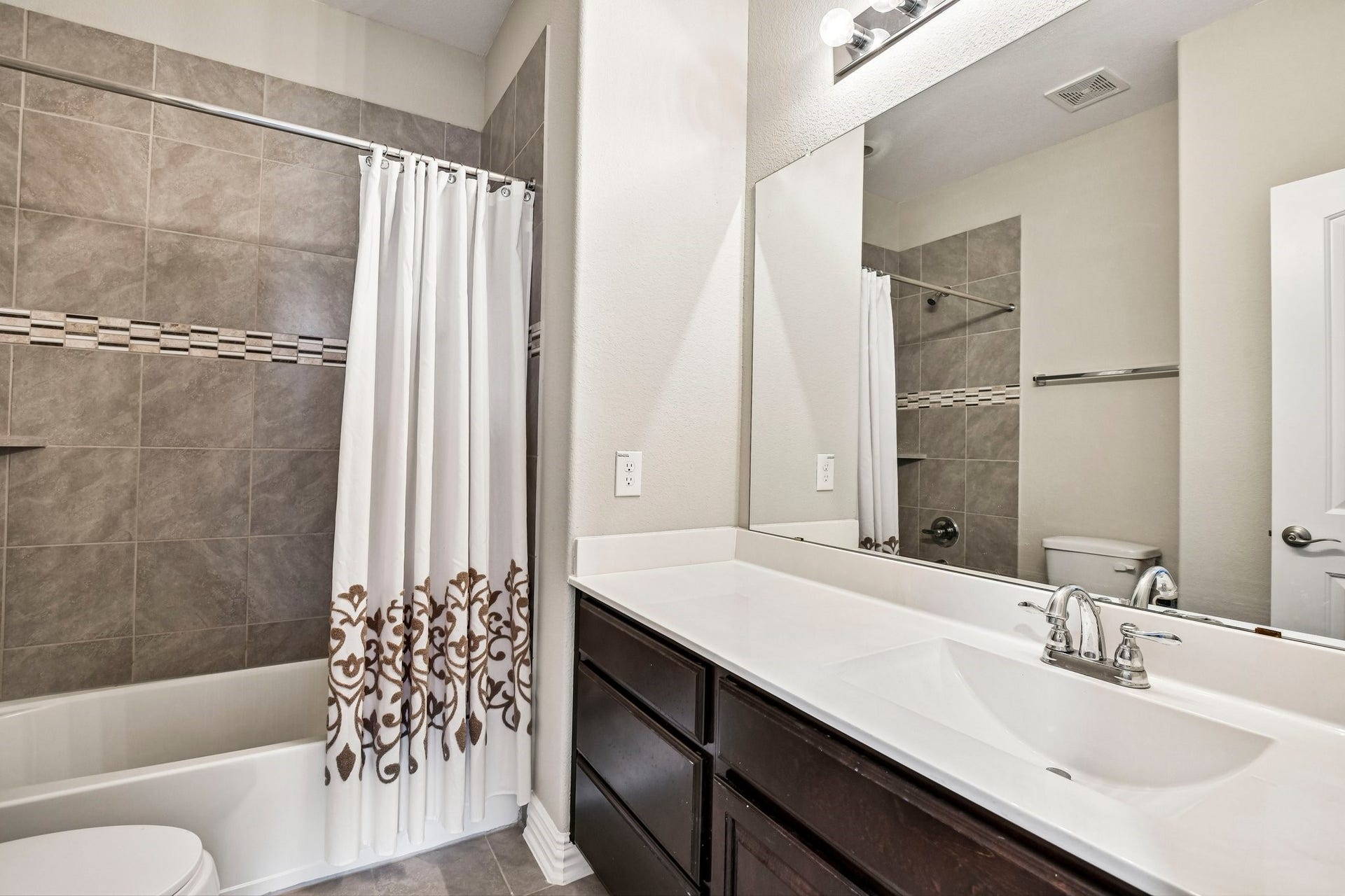 2414 Trocadero Lane, League City, TX 77573 Upstairs secondary bath