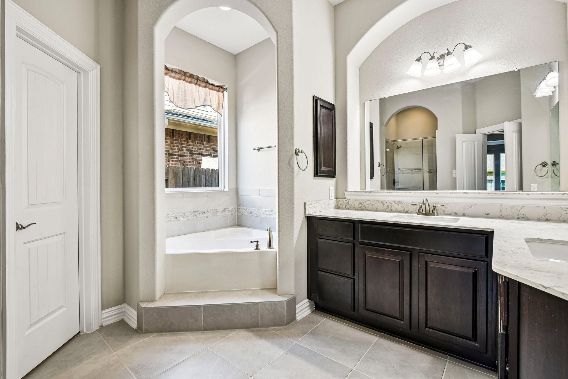 2414 Trocadero Lane, League City, TX 77573 Luxurious En suite bath