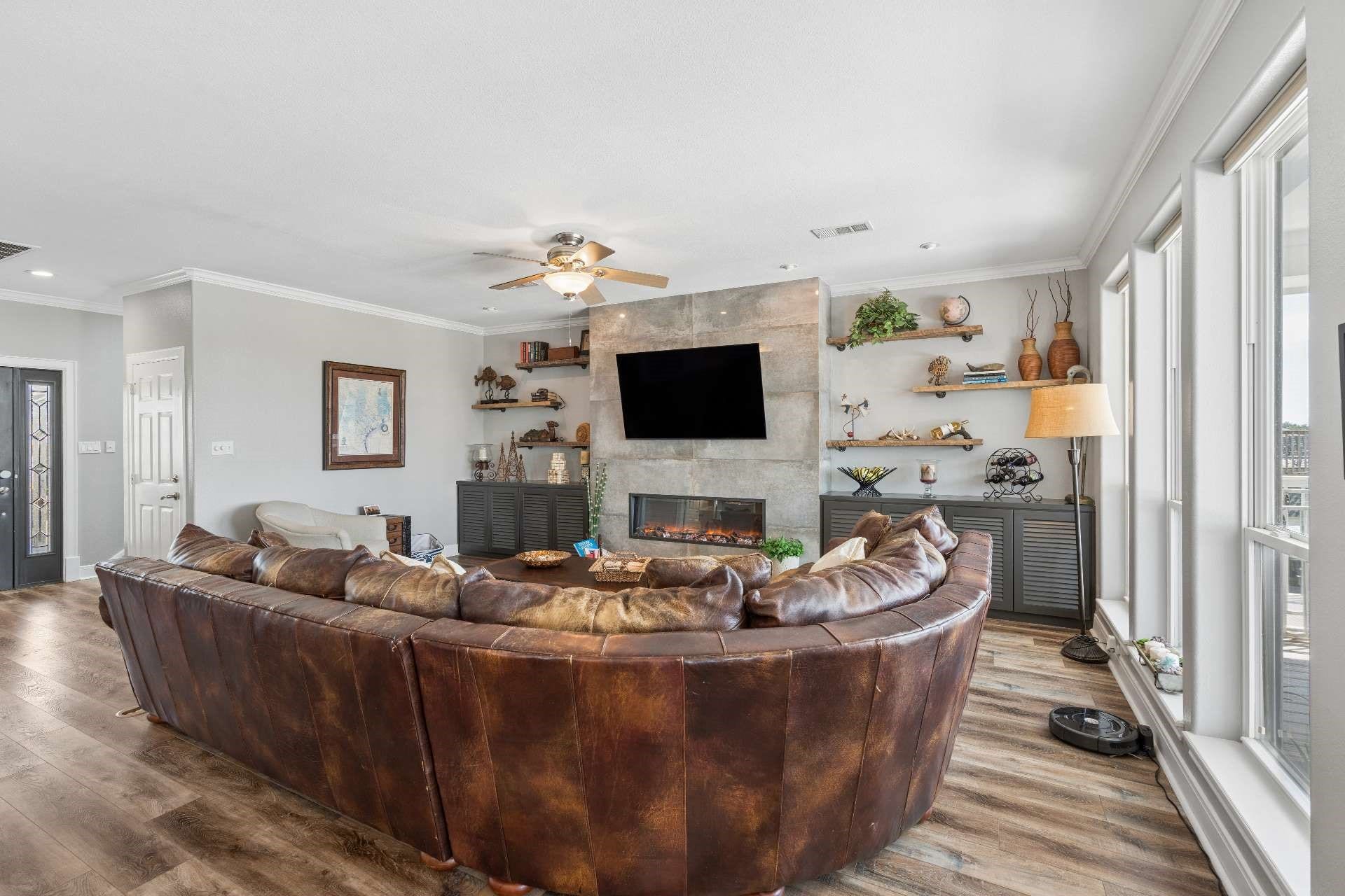515 Westerly Drive, Tiki Island, TX 77554 Living