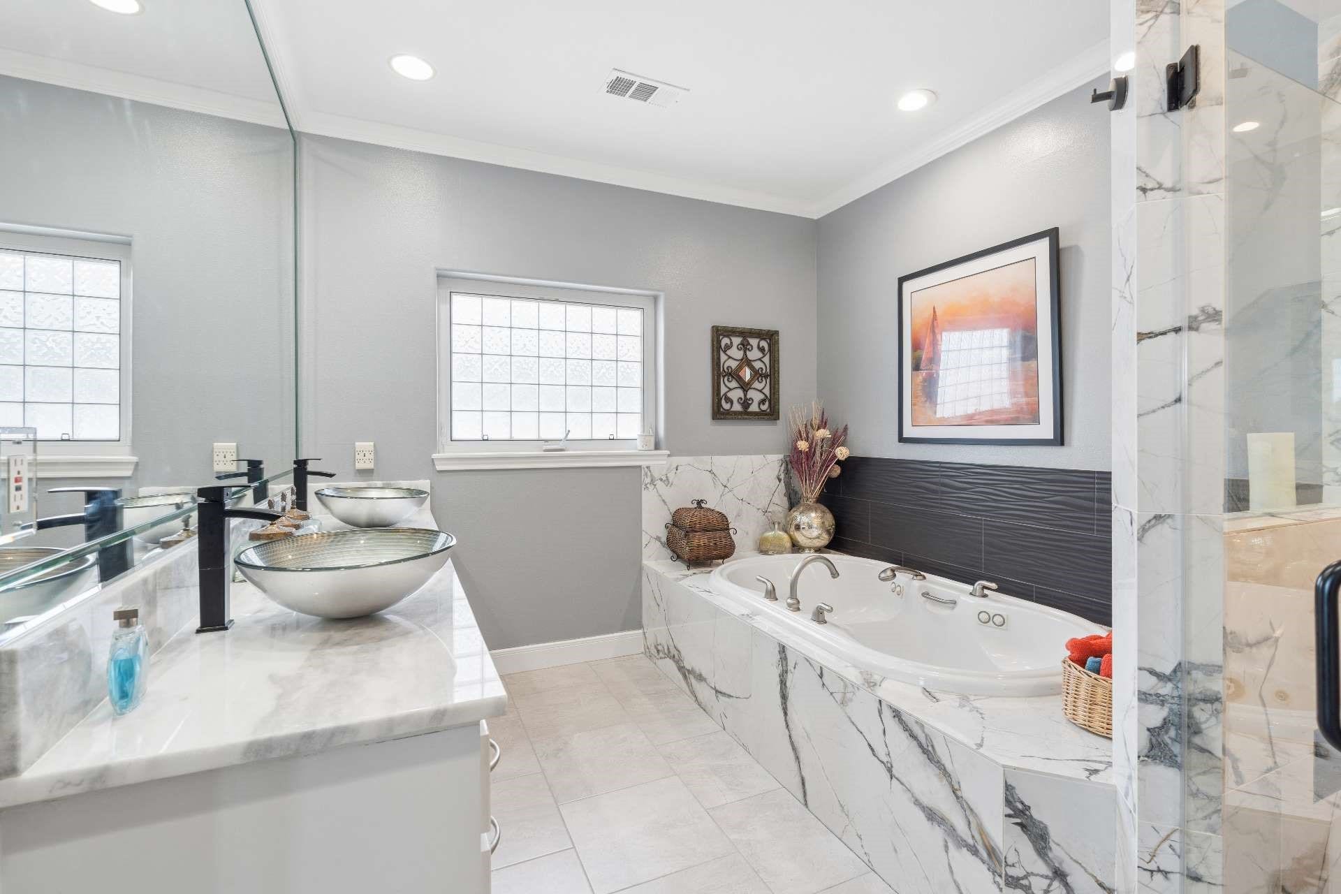 515 Westerly Drive, Tiki Island, TX 77554 Primary Bathroom