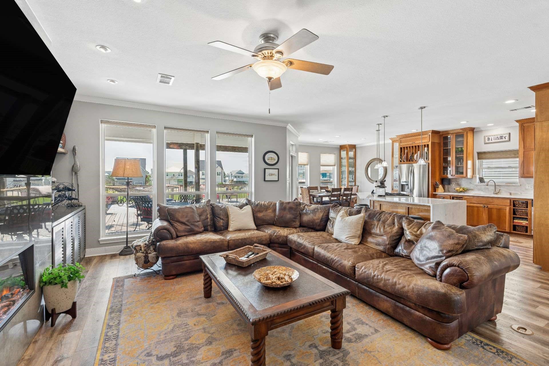 515 Westerly Drive, Tiki Island, TX 77554 Living