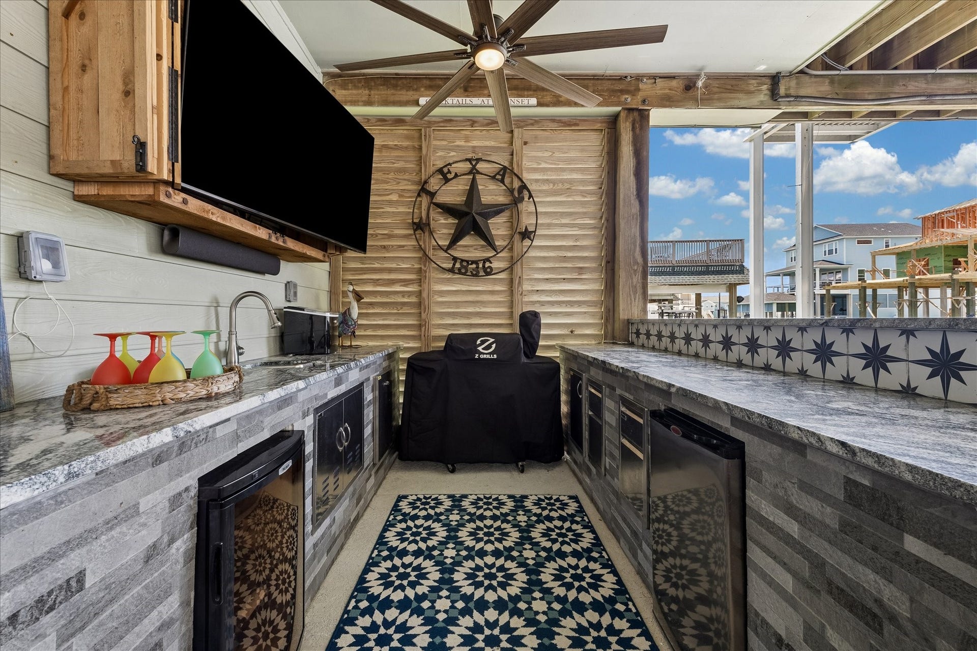 515 Westerly Drive, Tiki Island, TX 77554 Outdoor kitchen