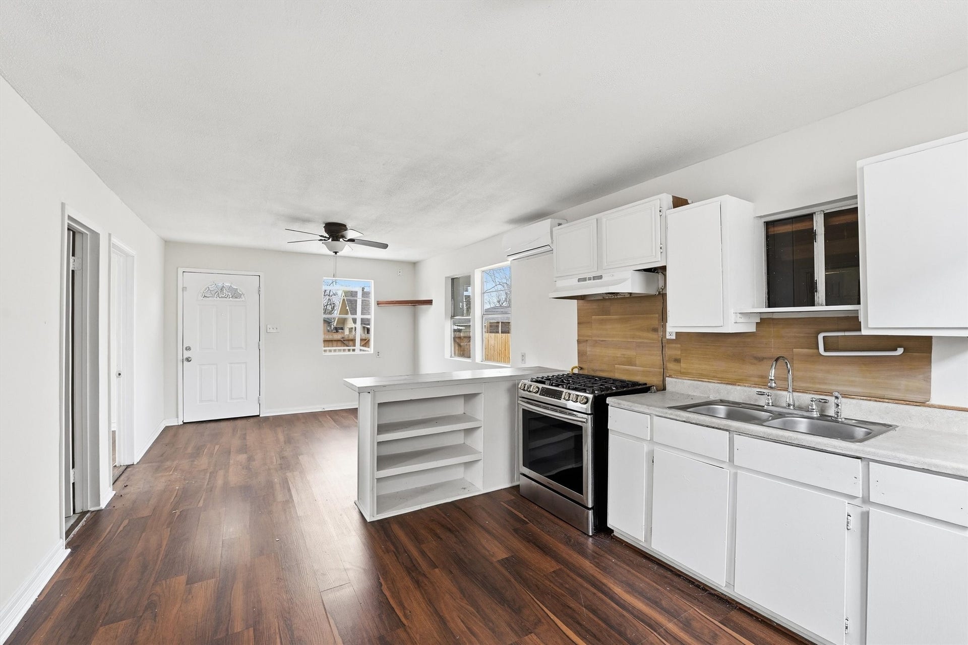 3531 Cedar Hill Lane, Houston, TX 77093 Unit #2 Kitchen overlooking the living/dining room area.