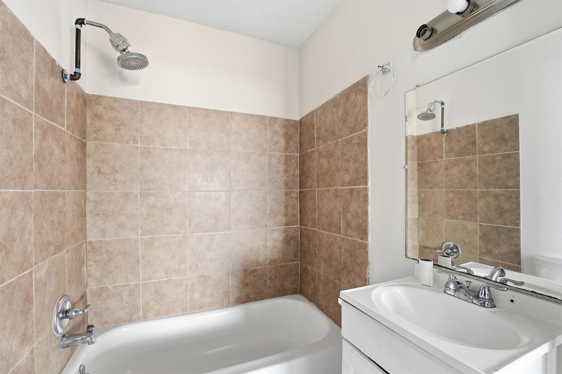 3531 Cedar Hill Lane, Houston, TX 77093 Unit # 2 bathroom.