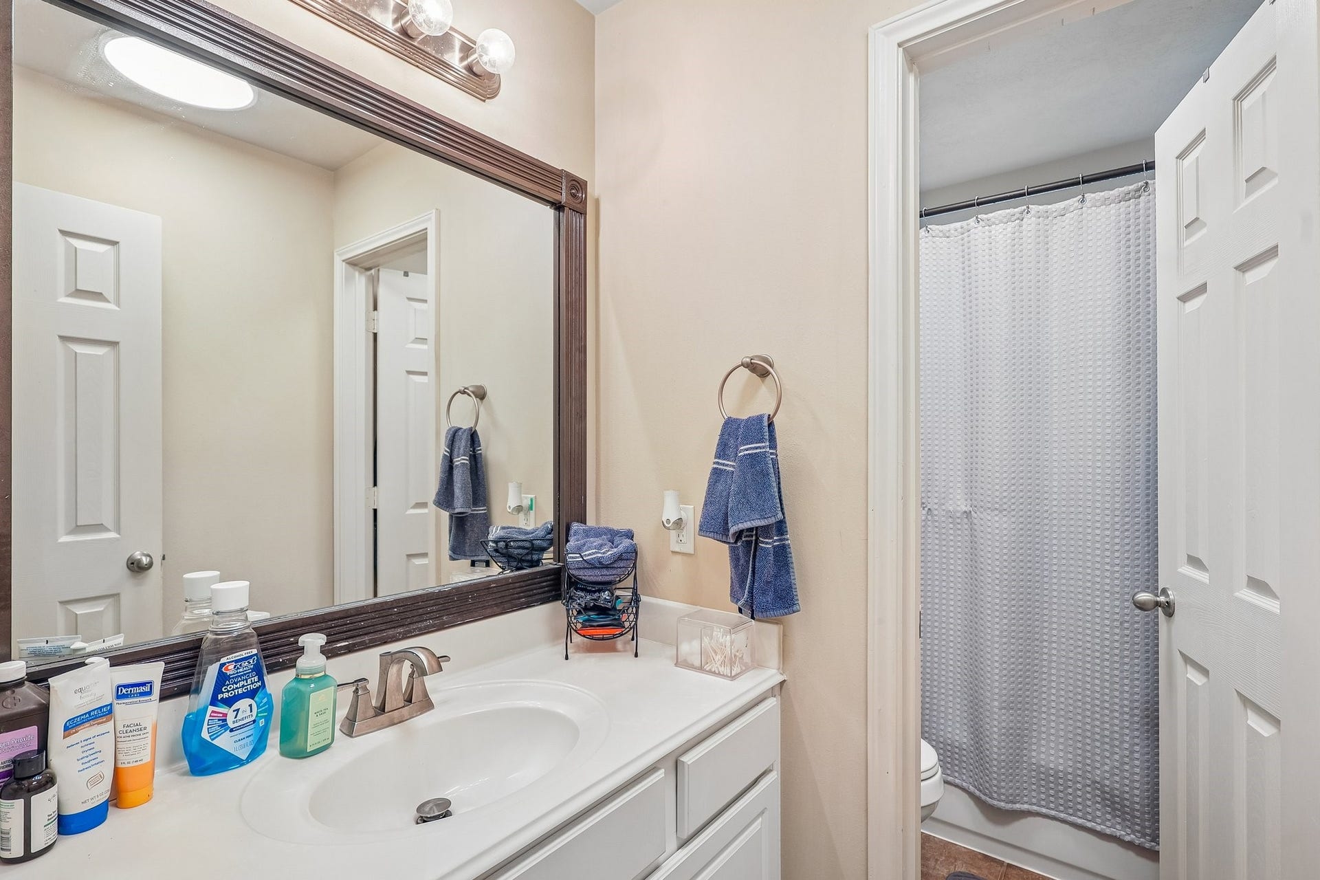 4731 Maple Creek Drive, Fresno, TX 77545 One of the full baths serving the upstairs bedrooms