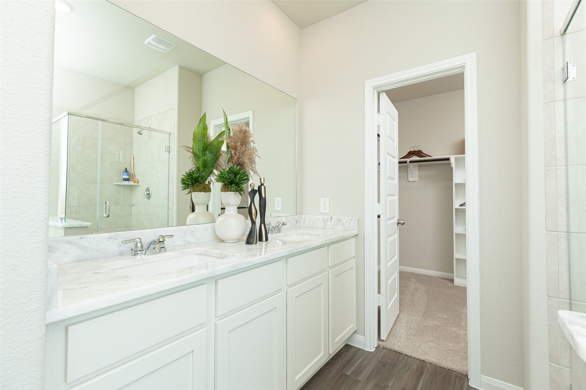 3049 Mustang Grove Way, Brookshire, TX 77423 Photos are a representation of the floor plan. Options and interior selections will vary.