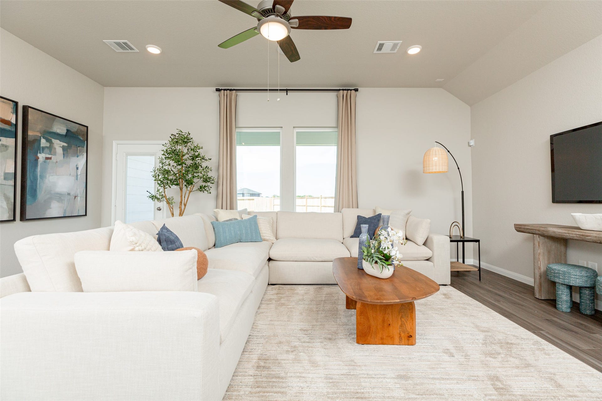 3049 Mustang Grove Way, Brookshire, TX 77423 Photos are a representation of the floor plan. Options and interior selections will vary.