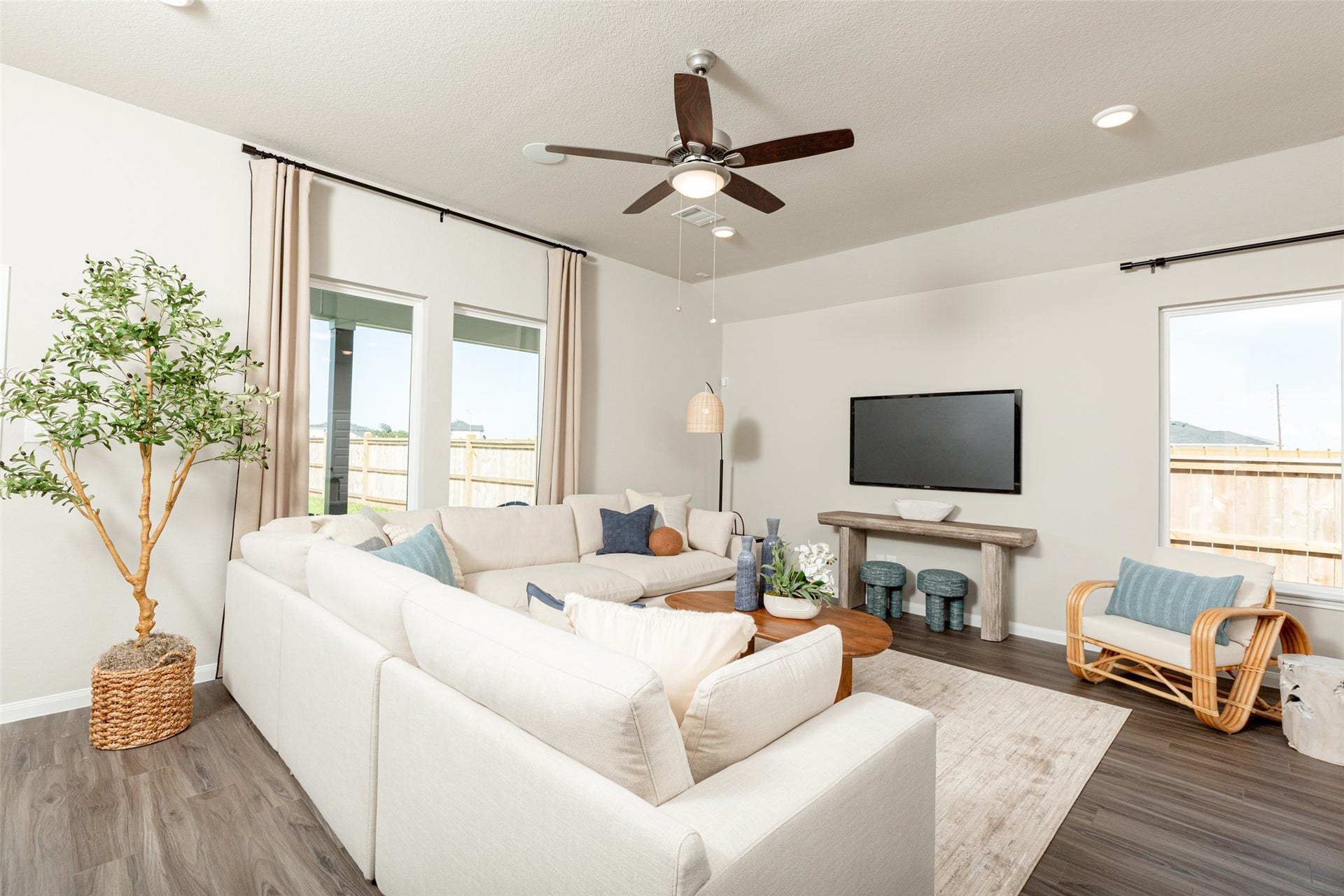 3049 Mustang Grove Way, Brookshire, TX 77423 Photos are a representation of the floor plan. Options and interior selections will vary.