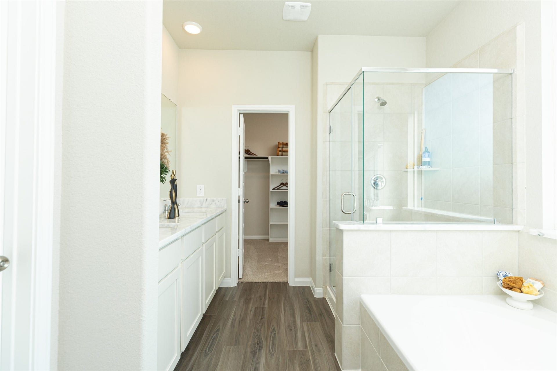 3049 Mustang Grove Way, Brookshire, TX 77423 Photos are a representation of the floor plan. Options and interior selections will vary.