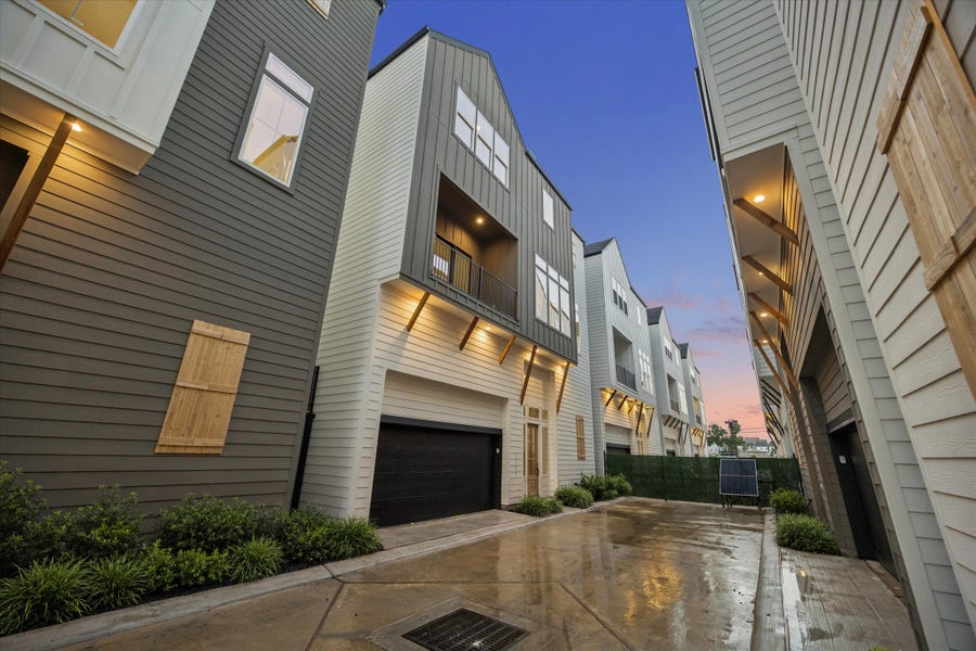 Property photo for 1189 W 19th Street, Houston, TX