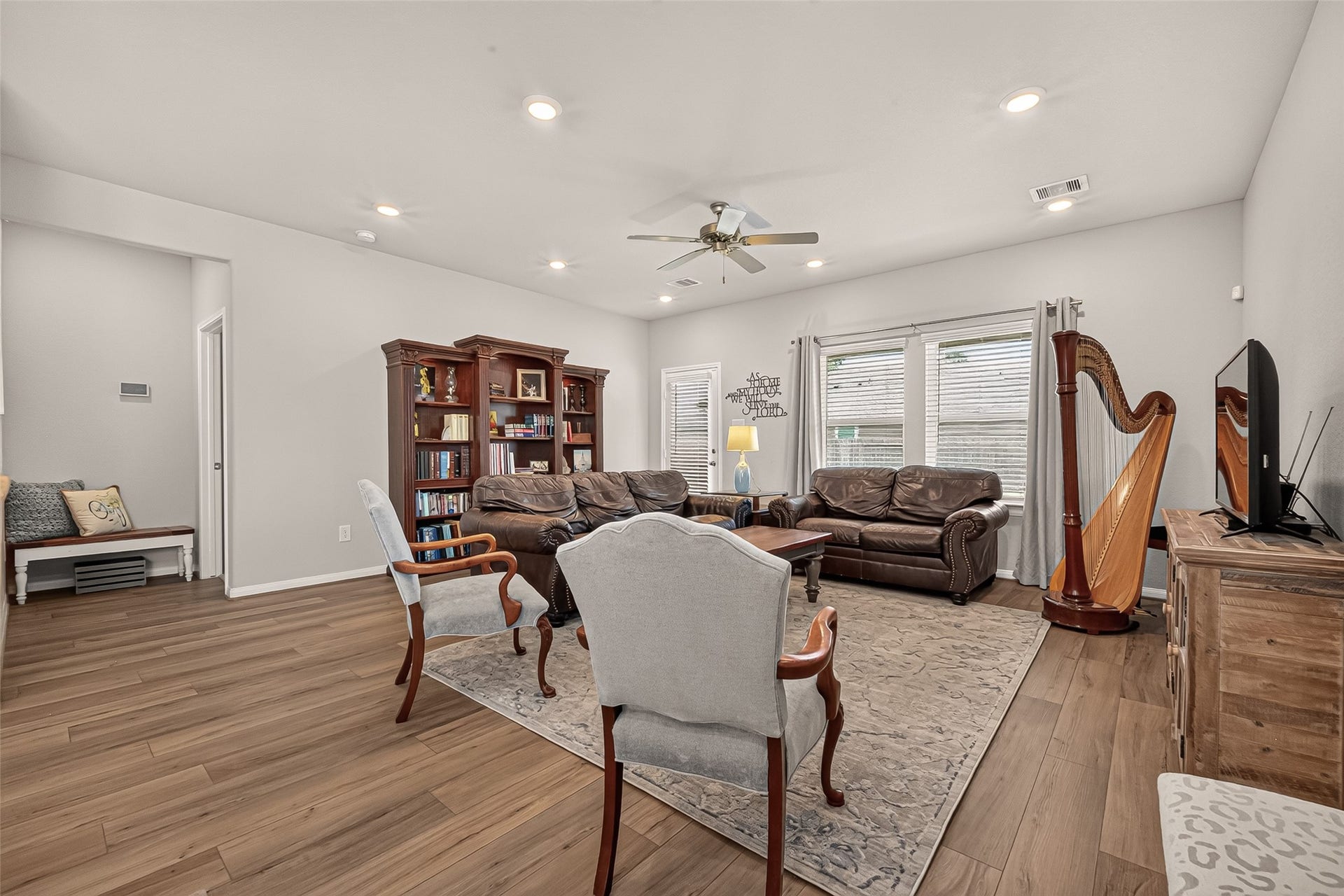 2321 W Winding Pines Drive, Tomball, TX 77375 A large family room for gathering and relaxing at home.