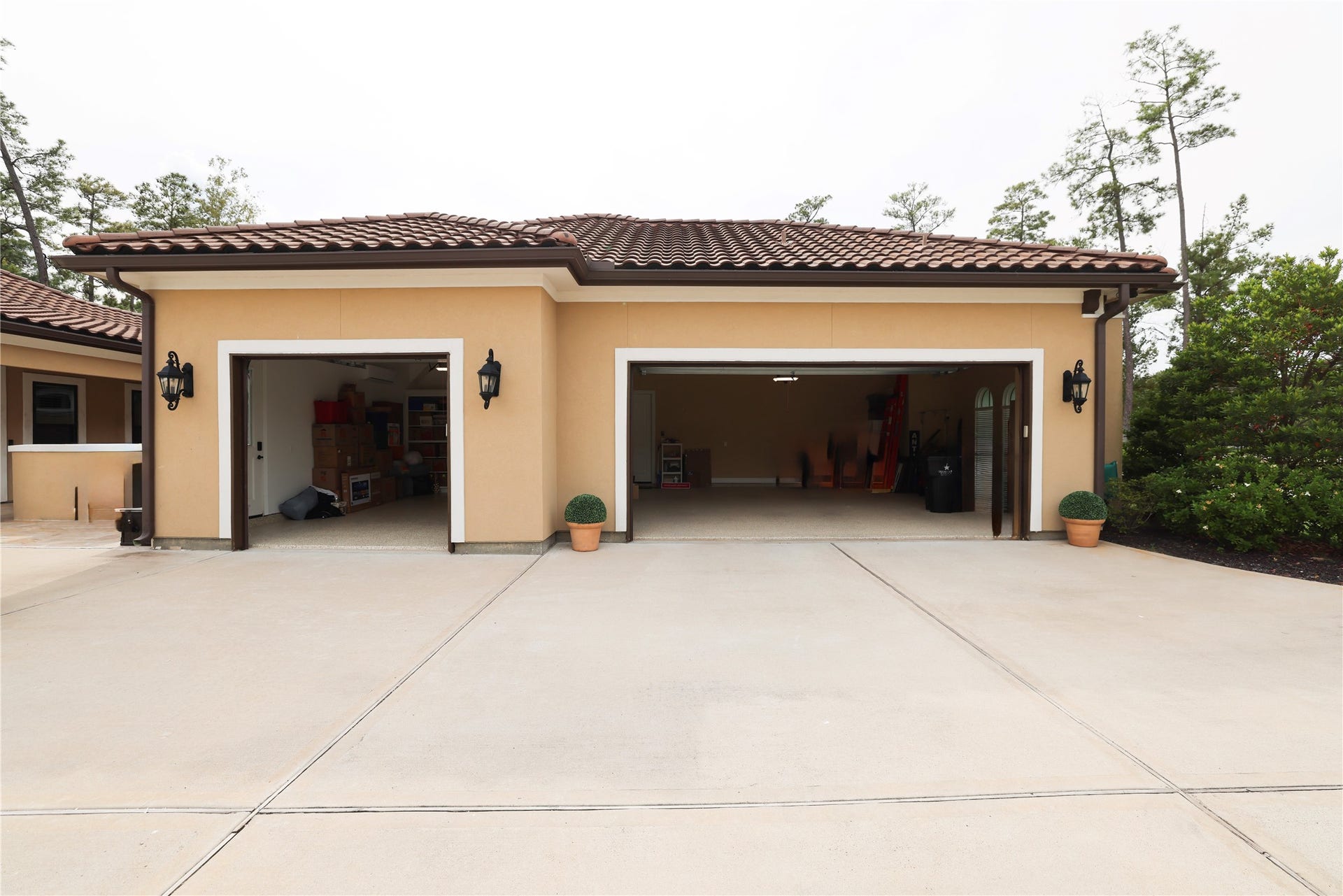 6310 N Lazy Meadow Way, Spring, TX 77386 3 car garage