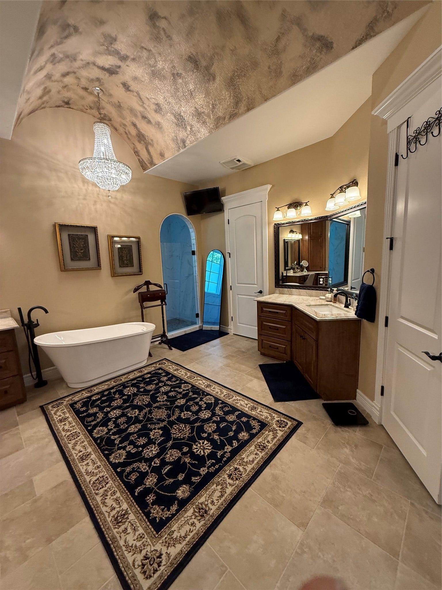 6310 N Lazy Meadow Way, Spring, TX 77386 Dome Ceiling in Master Bath w/ Custom Faux Paint