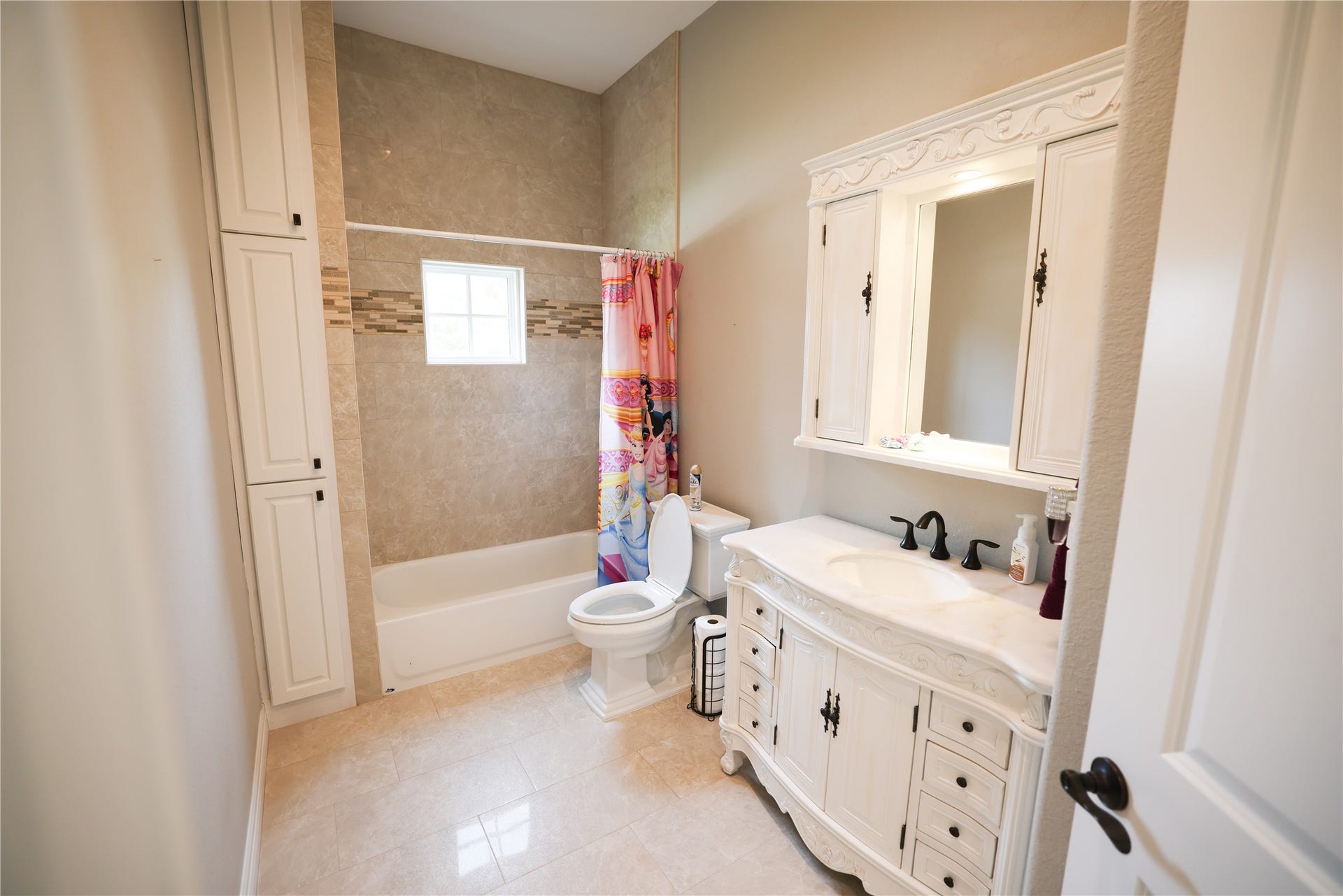 6310 N Lazy Meadow Way, Spring, TX 77386 Guest Bath attached to Guest Room 2