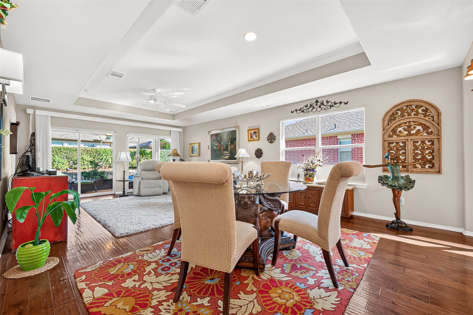 1126 Oleander Way, Richmond, TX 77469 An inviting dining area for everyday meals and special gatherings.