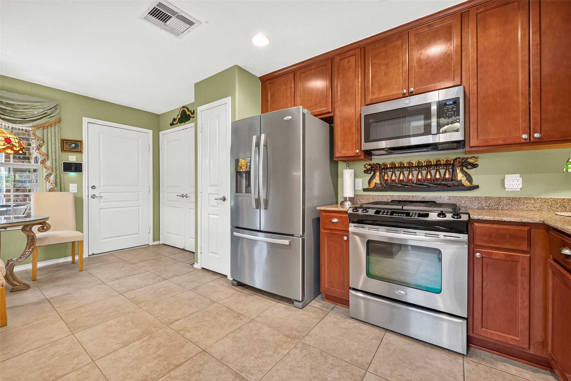 1126 Oleander Way, Richmond, TX 77469 A well-appointed kitchen with generous cabinet space.