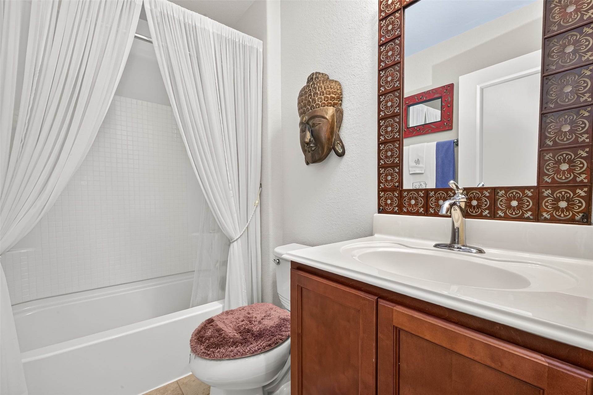 1126 Oleander Way, Richmond, TX 77469 A welcoming guest bathroom with a tub and shower combination.