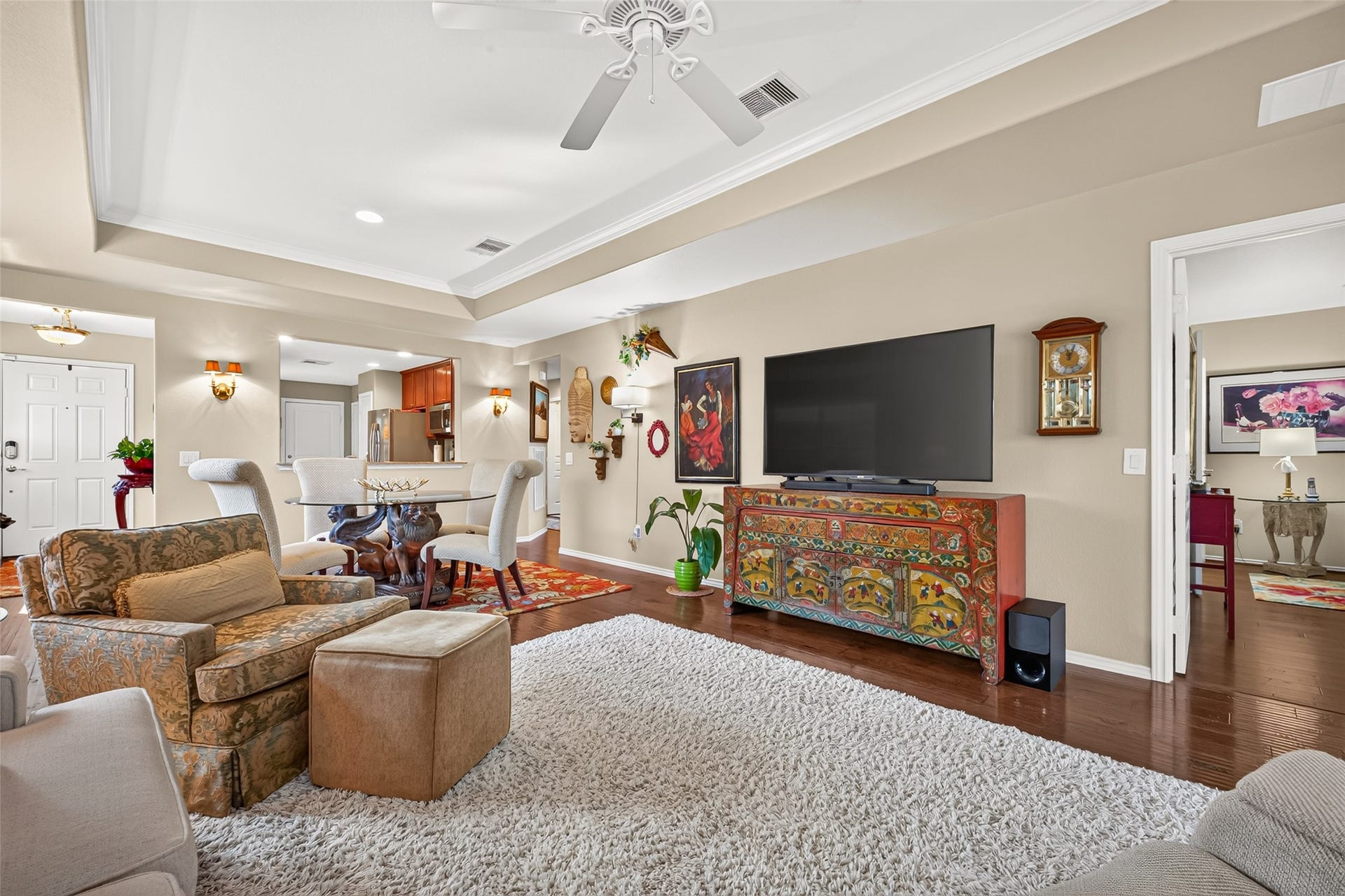 1126 Oleander Way, Richmond, TX 77469 A spacious living room with an easy flow into the dining area.