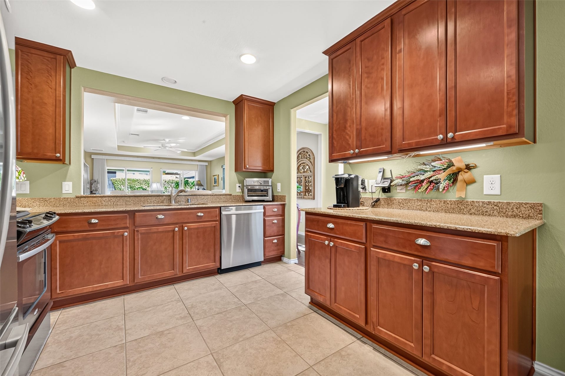 1126 Oleander Way, Richmond, TX 77469 Ample counter space makes meal preparation a pleasure.