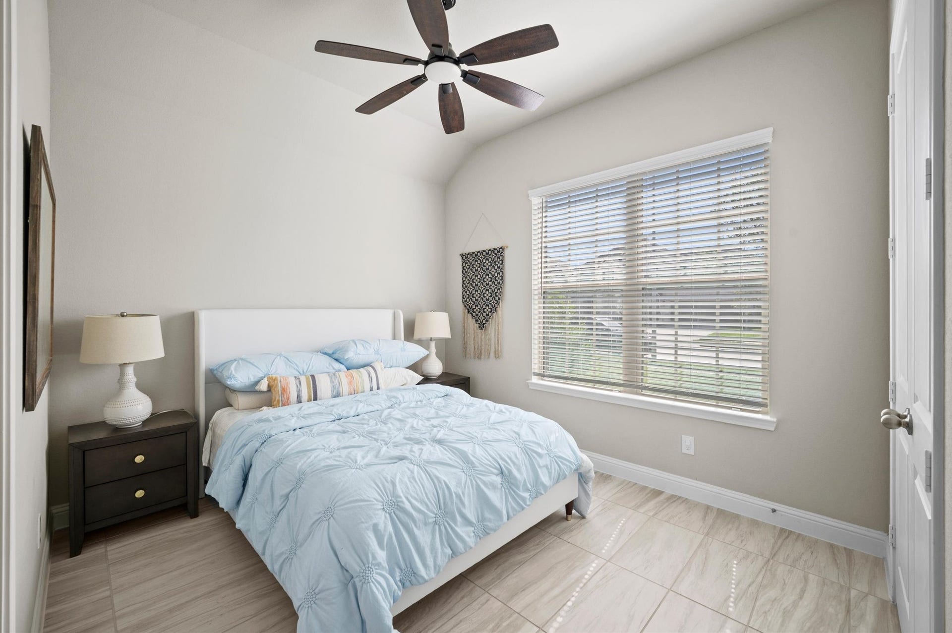 Guest bedroom located on the first floor, with its own en suite bathroom.