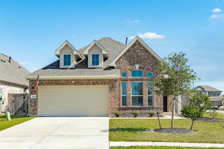 Property photo for 3602 Cardinal Pointe Drive, Angleton, TX