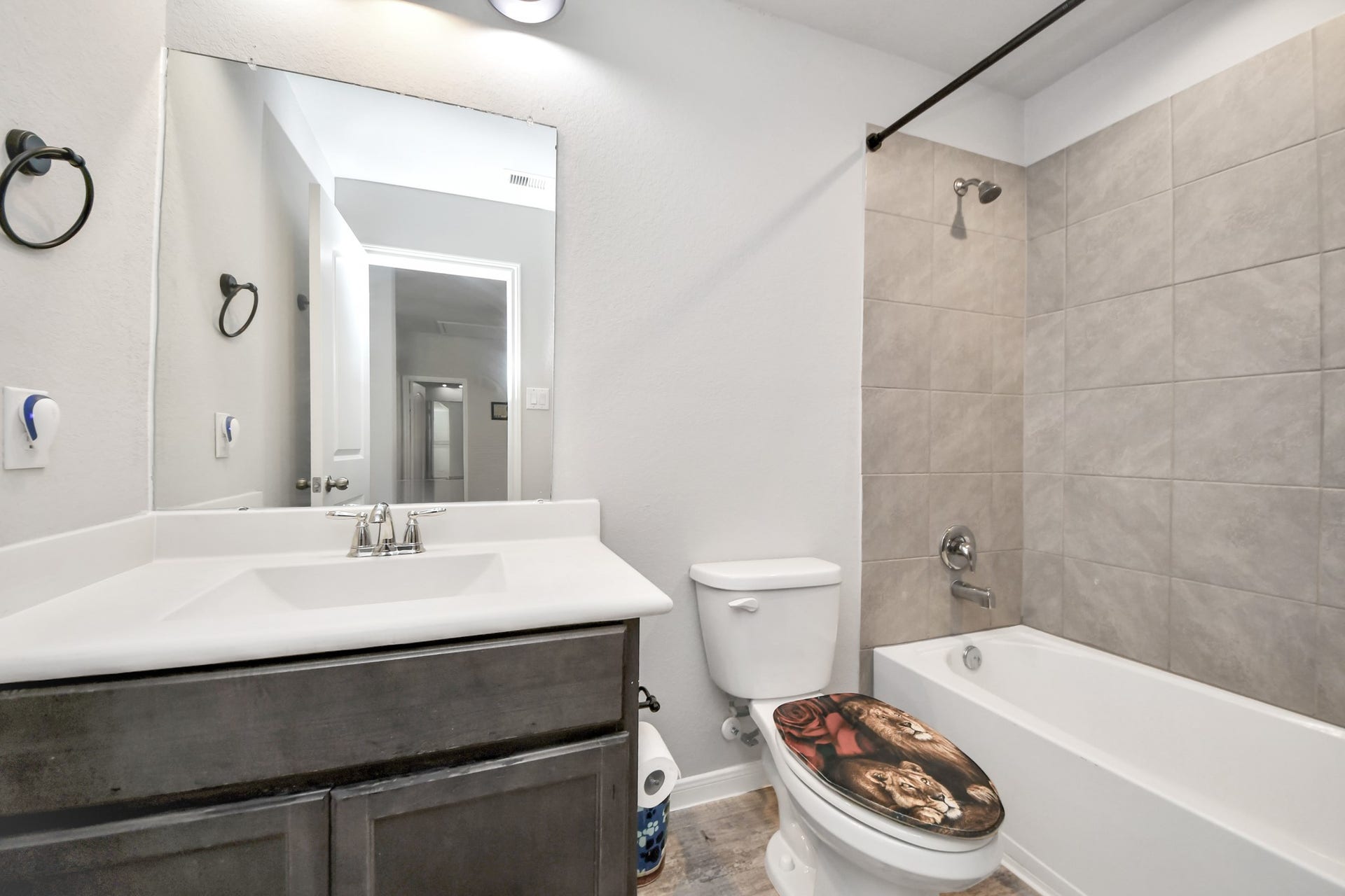 4911 Vergano Villa Drive, Katy, TX 77493 Guest bathroom