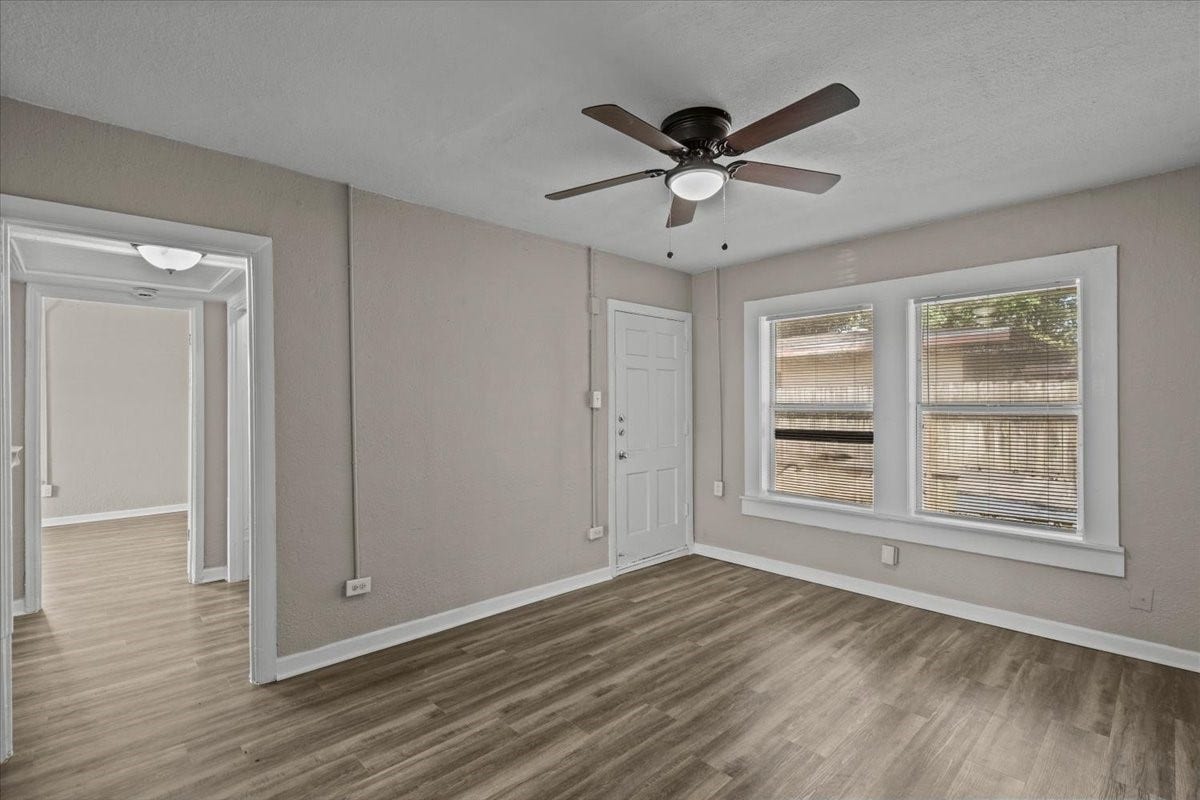 900 3rd Avenue, #59, Texas City, TX 77590 Spacious living area.