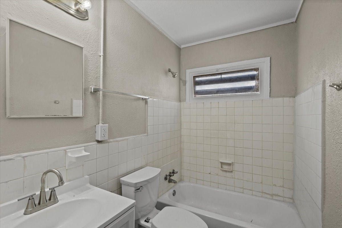 900 3rd Avenue, #59, Texas City, TX 77590 Full size hallway bathroom with tub/shower combination.