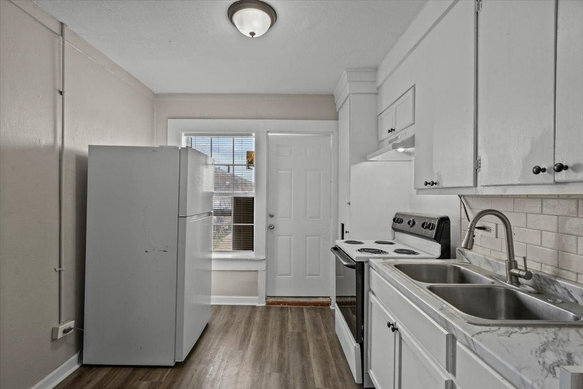 900 3rd Avenue, #59, Texas City, TX 77590 Refrigerator and oven convey!