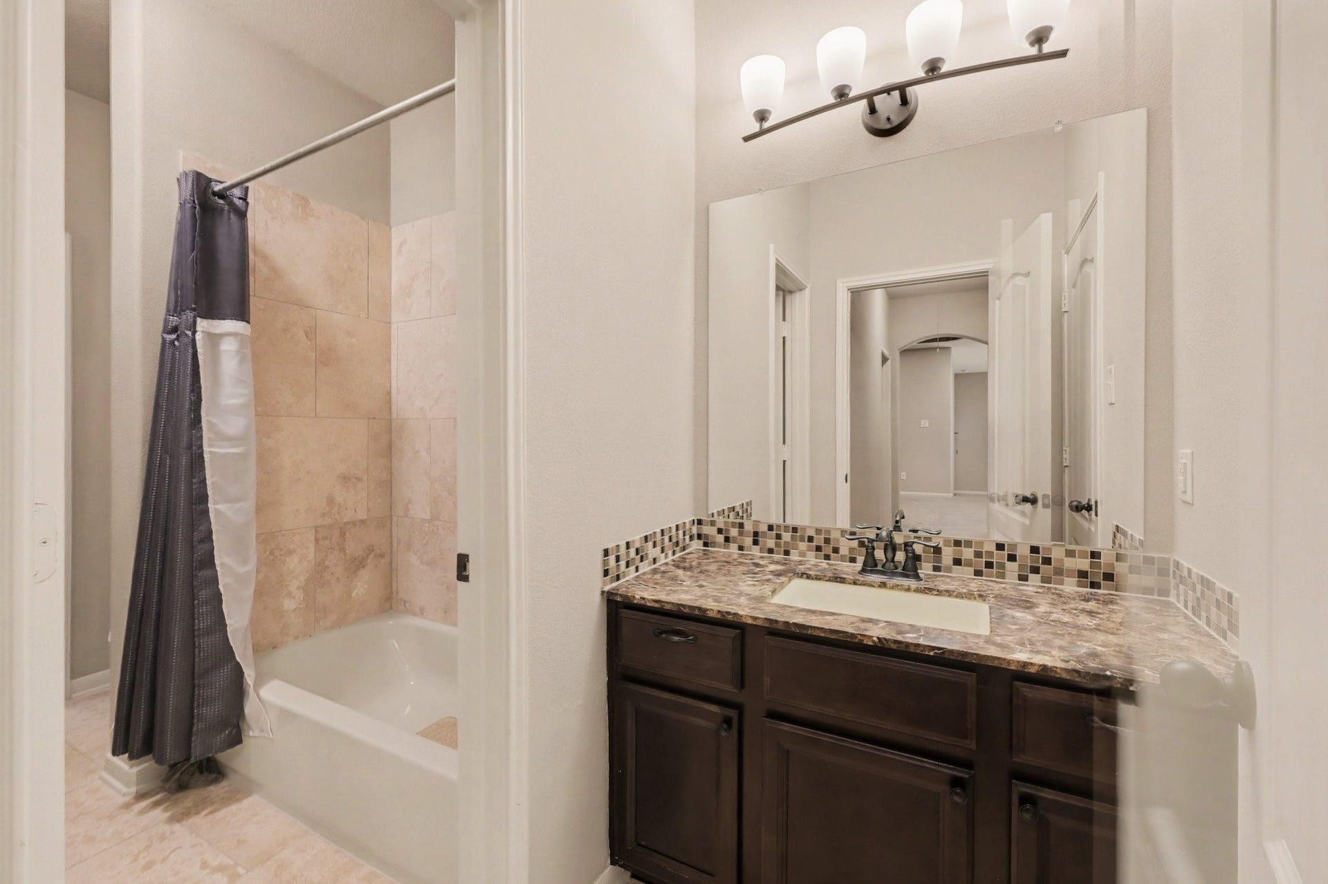 6410 Archer Ranch Lane, Rosenberg, TX 77471 The upstairs Jack-n-Jill serving the two secondary bedrooms
