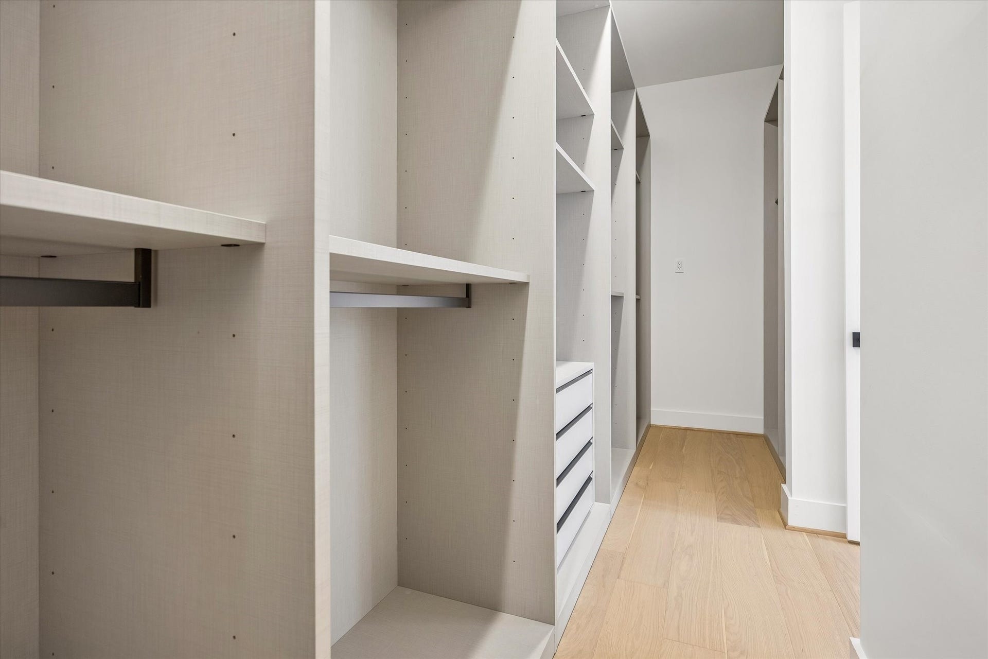 2204 Huldy Street, Houston, TX 77019 HUGE primary walk-in closet conveniently located off the second-floor hallway! Features extensive built-in hanging space, shelving & dresser drawers for fabulous organization and storage.