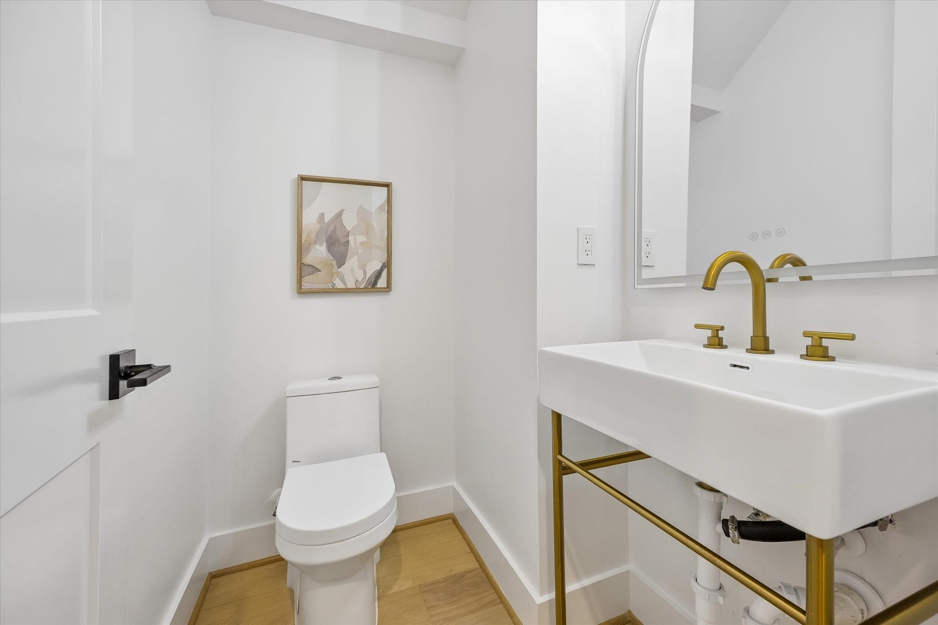 2204 Huldy Street, Houston, TX 77019 Convenient first-floor powder bath located just off the entry! Features a beautiful contemporary vanity with decorative brass-toned base, modern fixtures & recessed lighting. Perfectly positioned for guests while entertaining in the open-concept living and dining areas.