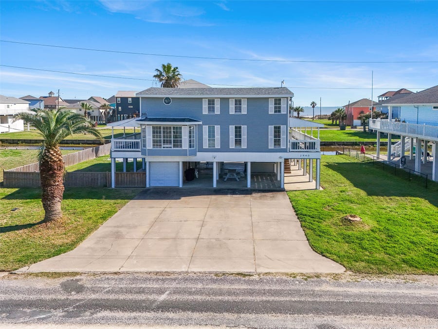 Property photo for 2940 Laguna Drive, Crystal Beach, TX