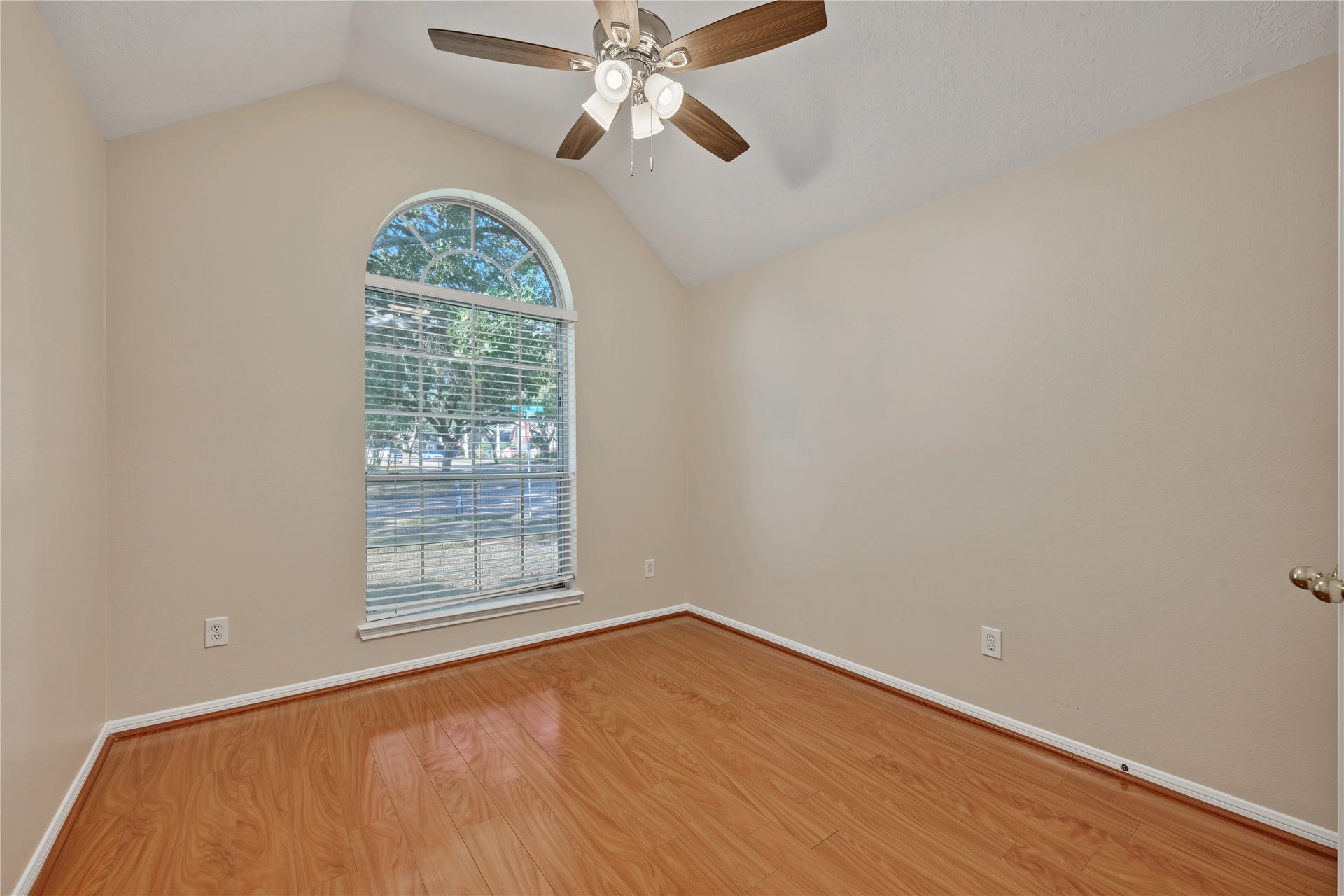 102 Crimson Bay Drive, League City, TX 77573