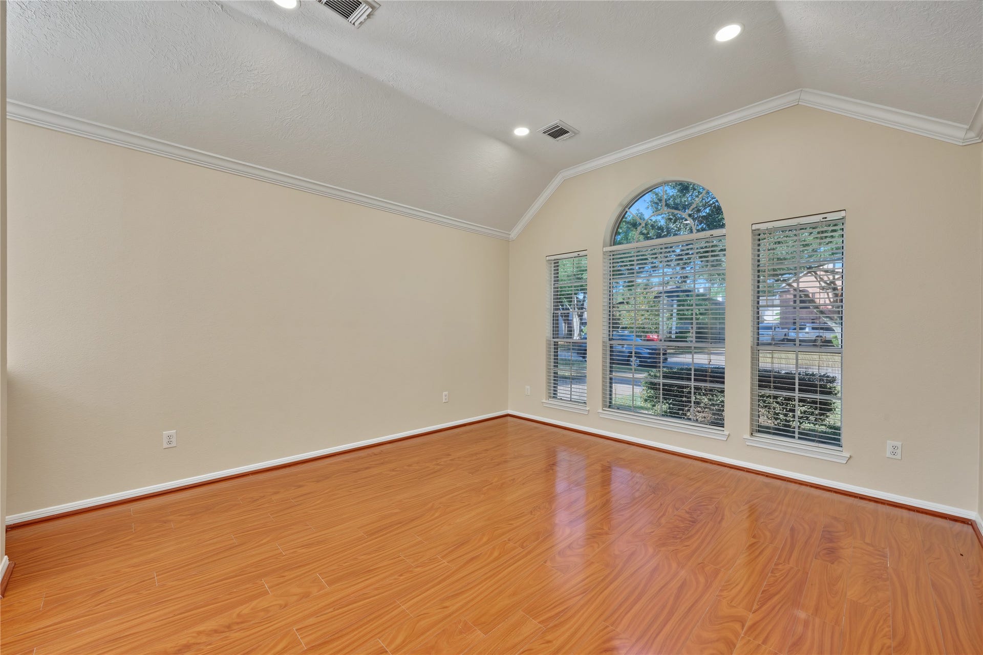 102 Crimson Bay Drive, League City, TX 77573
