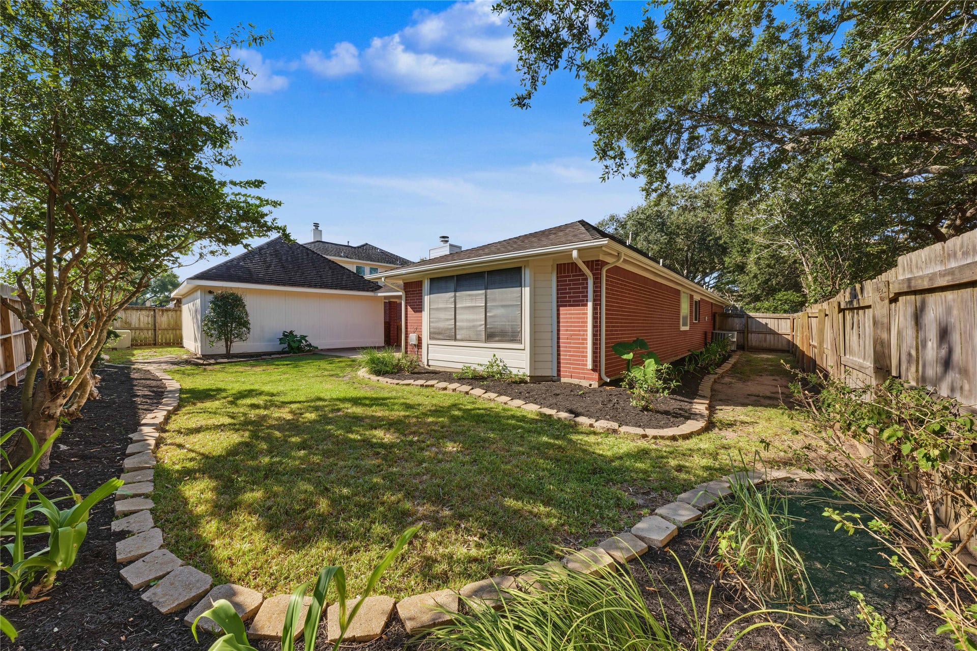 102 Crimson Bay Drive, League City, TX 77573