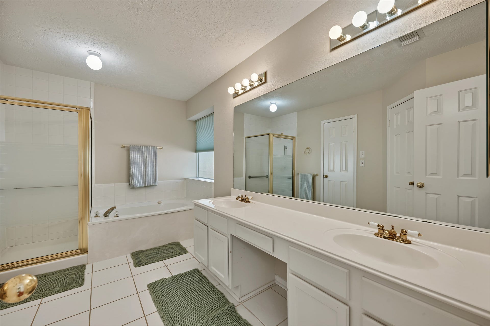 102 Crimson Bay Drive, League City, TX 77573