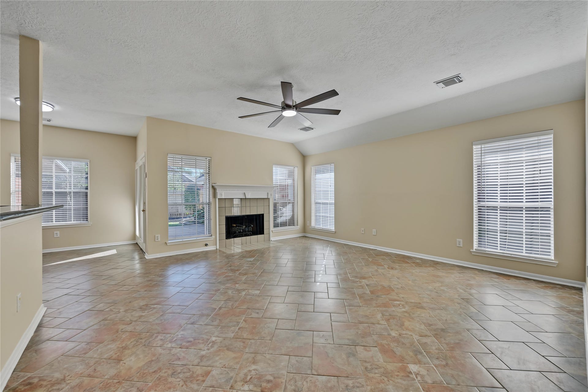 102 Crimson Bay Drive, League City, TX 77573