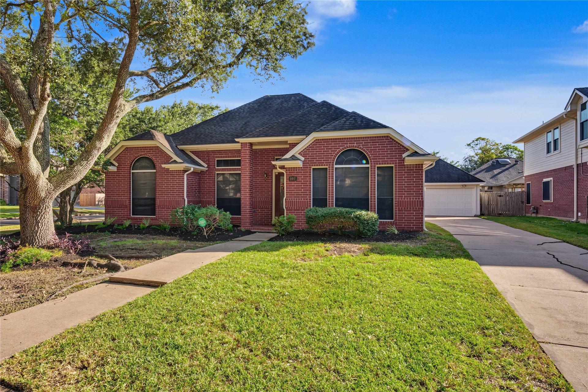 102 Crimson Bay Drive, League City, TX 77573