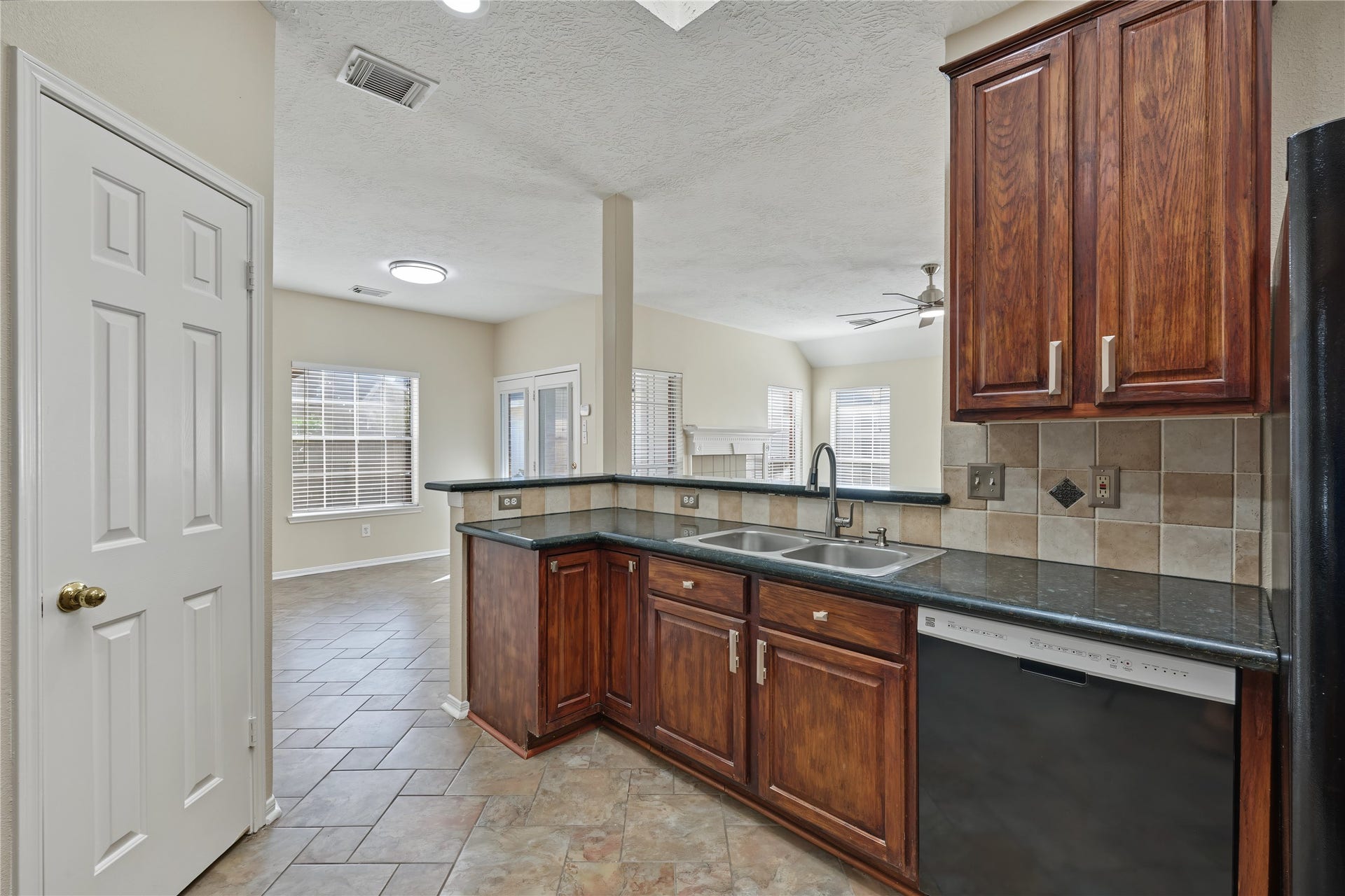 102 Crimson Bay Drive, League City, TX 77573