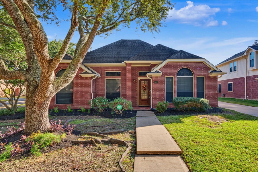 Property photo for 102 Crimson Bay Drive, League City, TX