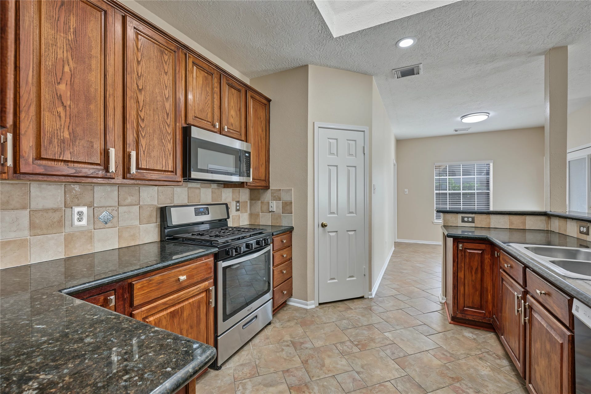 102 Crimson Bay Drive, League City, TX 77573