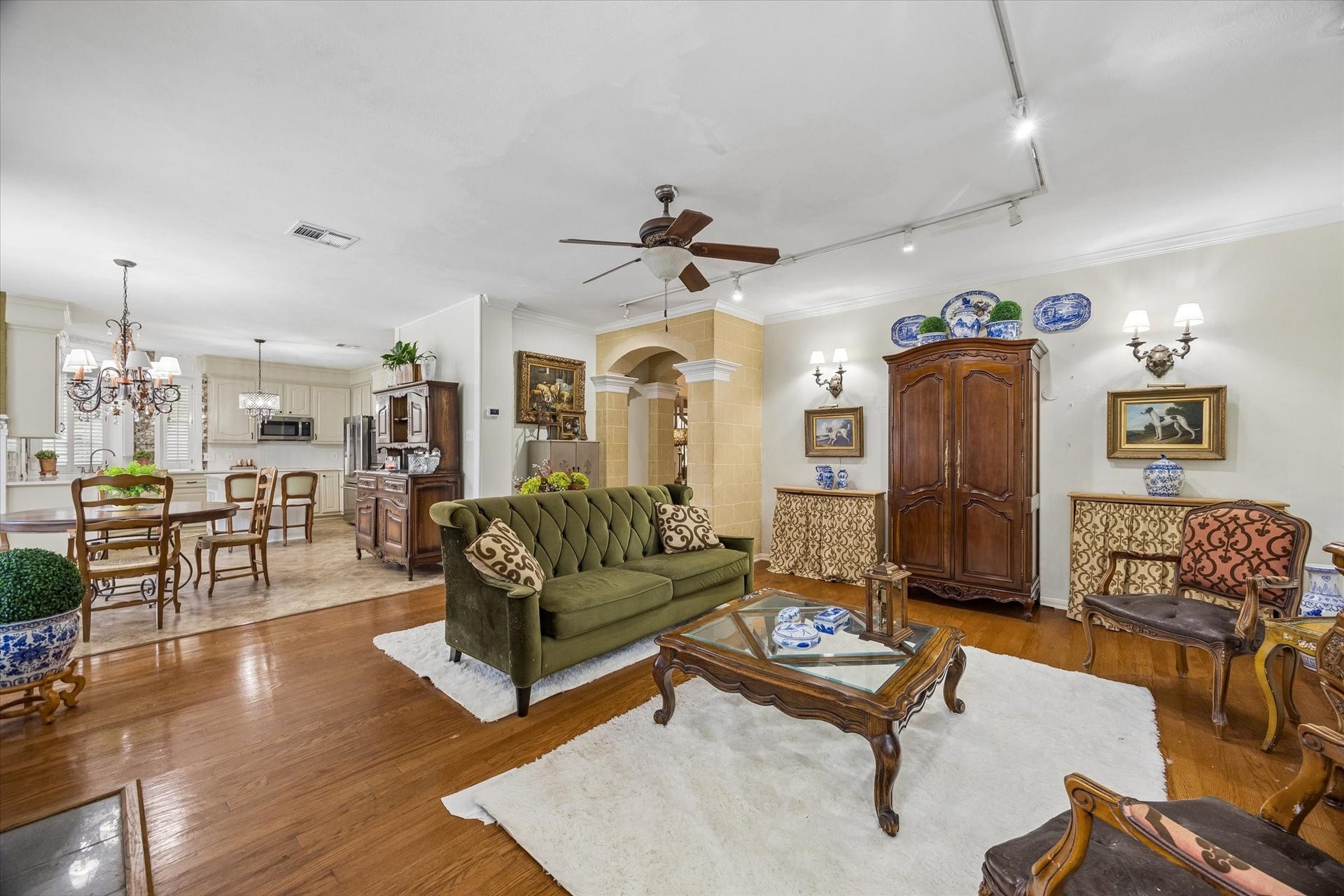 1019 Quiet Glen Court, Sugar Land, TX 77479 Open-concept living area, flowing seamlessly into a charming dining space, creating an inviting atmosphere for entertaining.