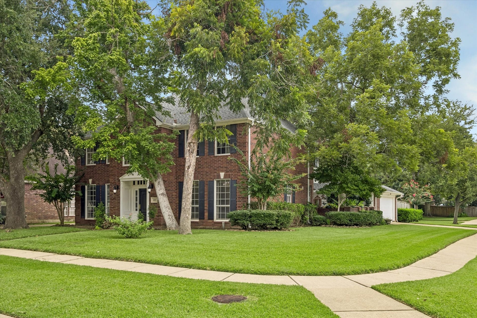 1019 Quiet Glen Court, Sugar Land, TX 77479 Positioned on a corner lot, with green space behind the house, and no backyard neighbors.
