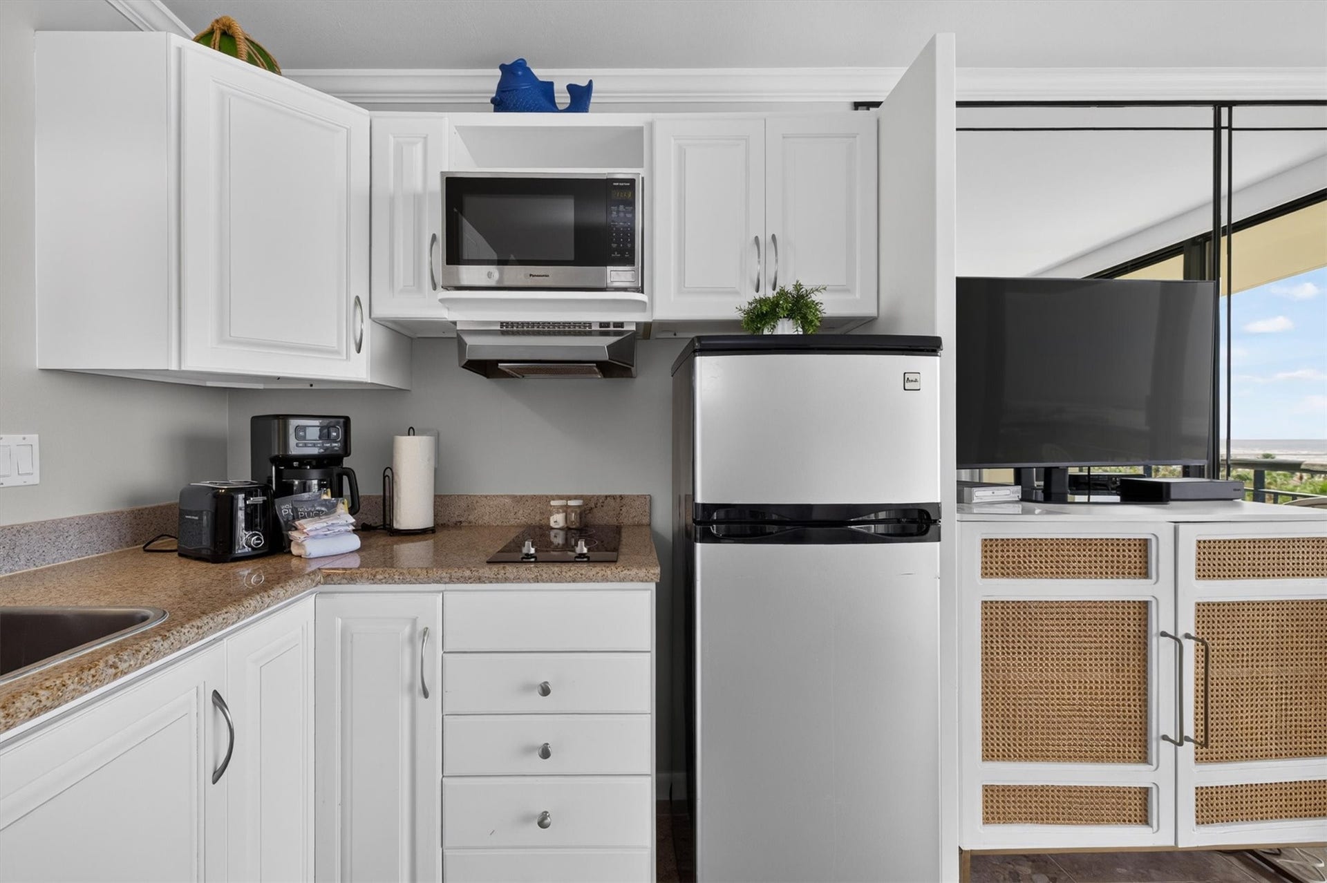 5220 Seawall Boulevard, #737D, Galveston, TX 77551 KITCHEN WITH FRIDGE COOKTOP, DISHWASHER AND MICROWAVE