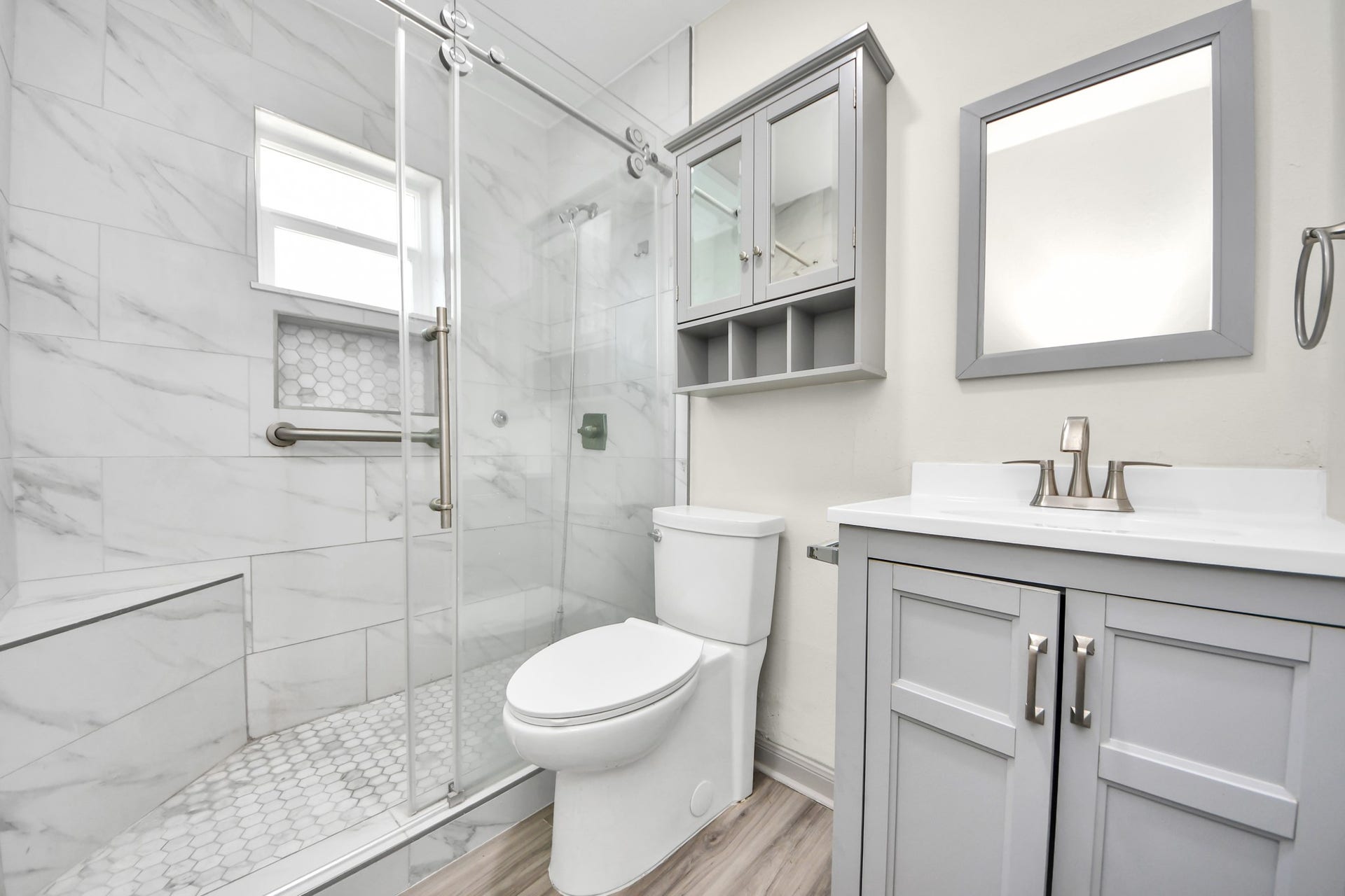 801 Mabel Street, Richmond, TX 77469 updated full access bath