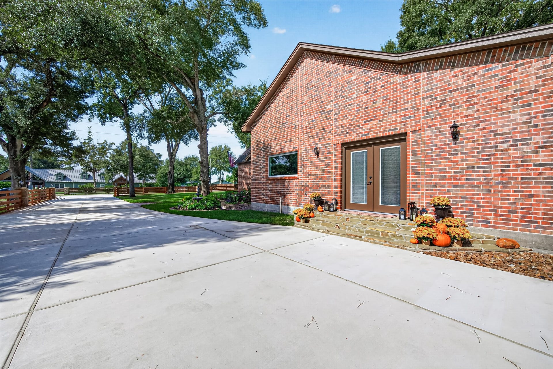 8906 Seber Drive, Tomball, TX 77375 Driveway & Side Entry: Looking back toward the front of the property really shows the impressive amount of driveway space, along with easy access to the side entrance.