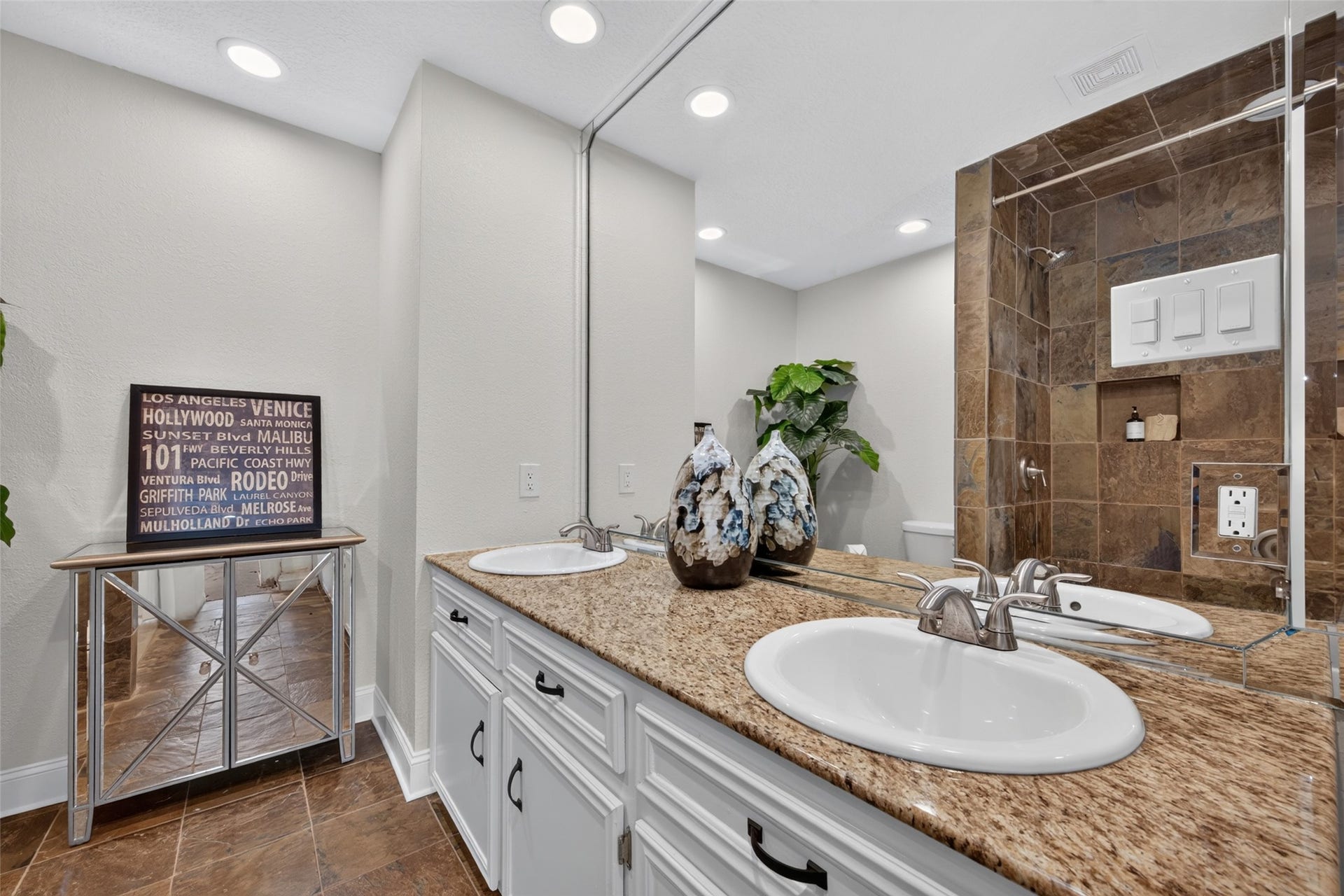 8906 Seber Drive, Tomball, TX 77375 Generous vanity space, dual sinks and an oversized mirror provide plenty of room for busy mornings.