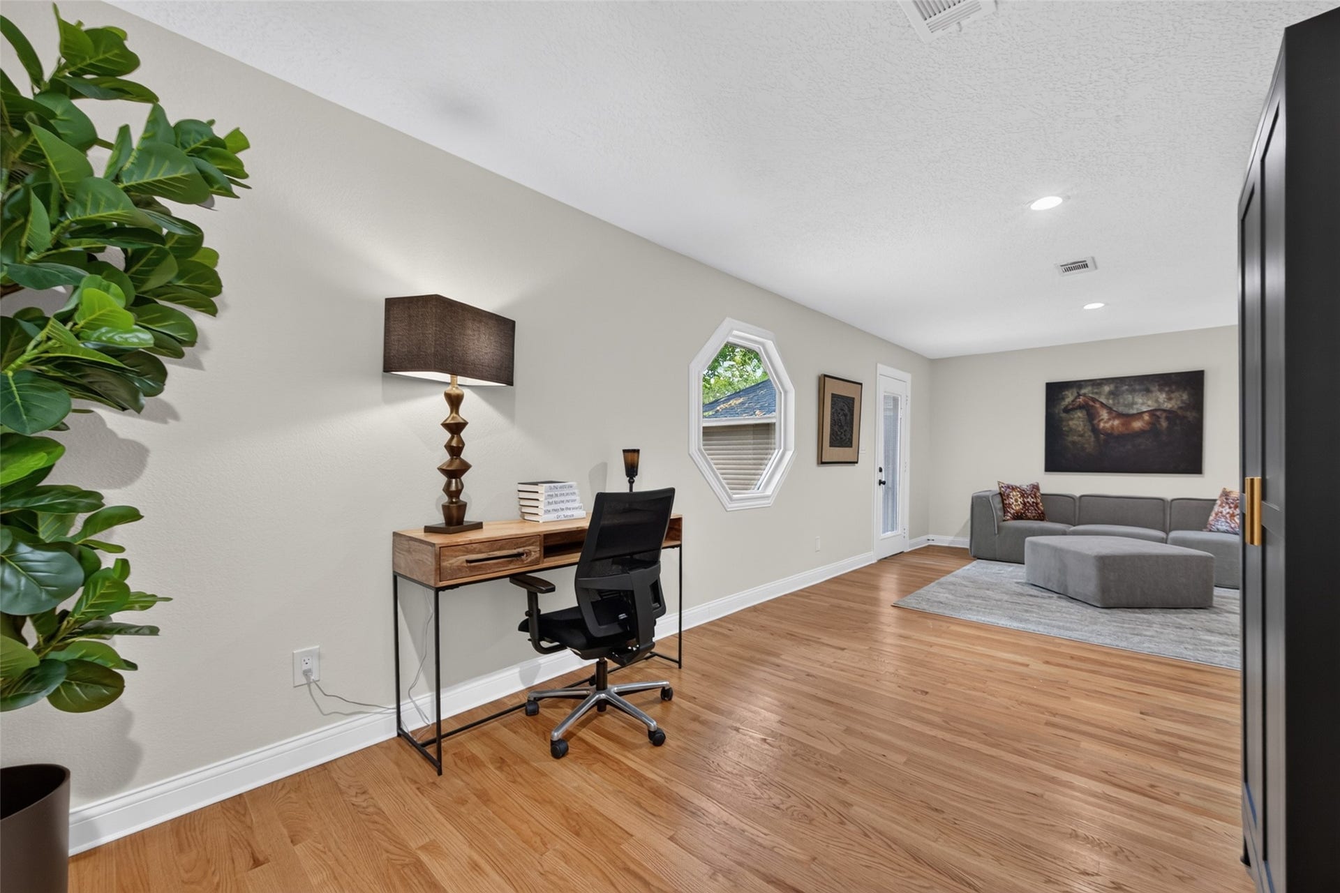 8906 Seber Drive, Tomball, TX 77375 Versatile bonus room offers space for a game room, home office, sunroom or second living area.